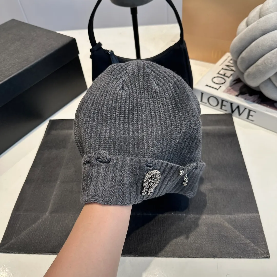 P60 Crow Heart Autumn and Winter Wool Knitted Beanie This must be the favorite of minimalism. It is clean, neat, fashionable and versatile, and will definitely not be picky about your face shape! A fashionable classic that lasts forever! Fashionable black and white can be purchased together
